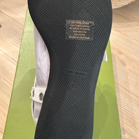 Tory Burch White Leather Eyelet Toe Ring Sandals - size 8.5 - Brand New in Box - Picture 3 of 5